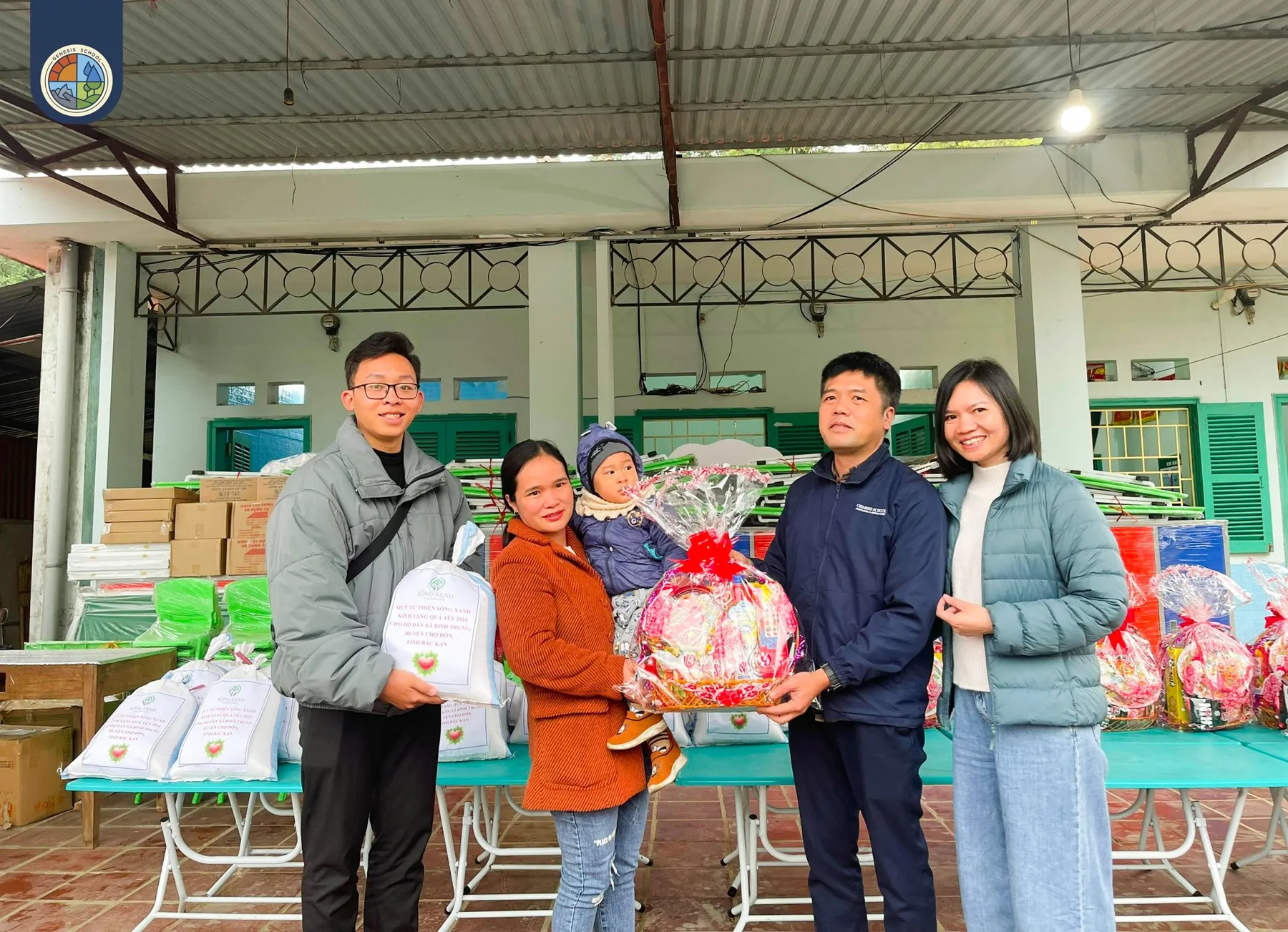 Trao quà Tết cho một gia đình tại thôn Bản Pèo