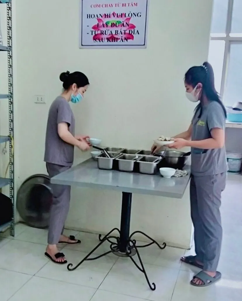 Tình nguyện viên chuẩn bị suất ăn tại Bếp Chay Từ Tâm