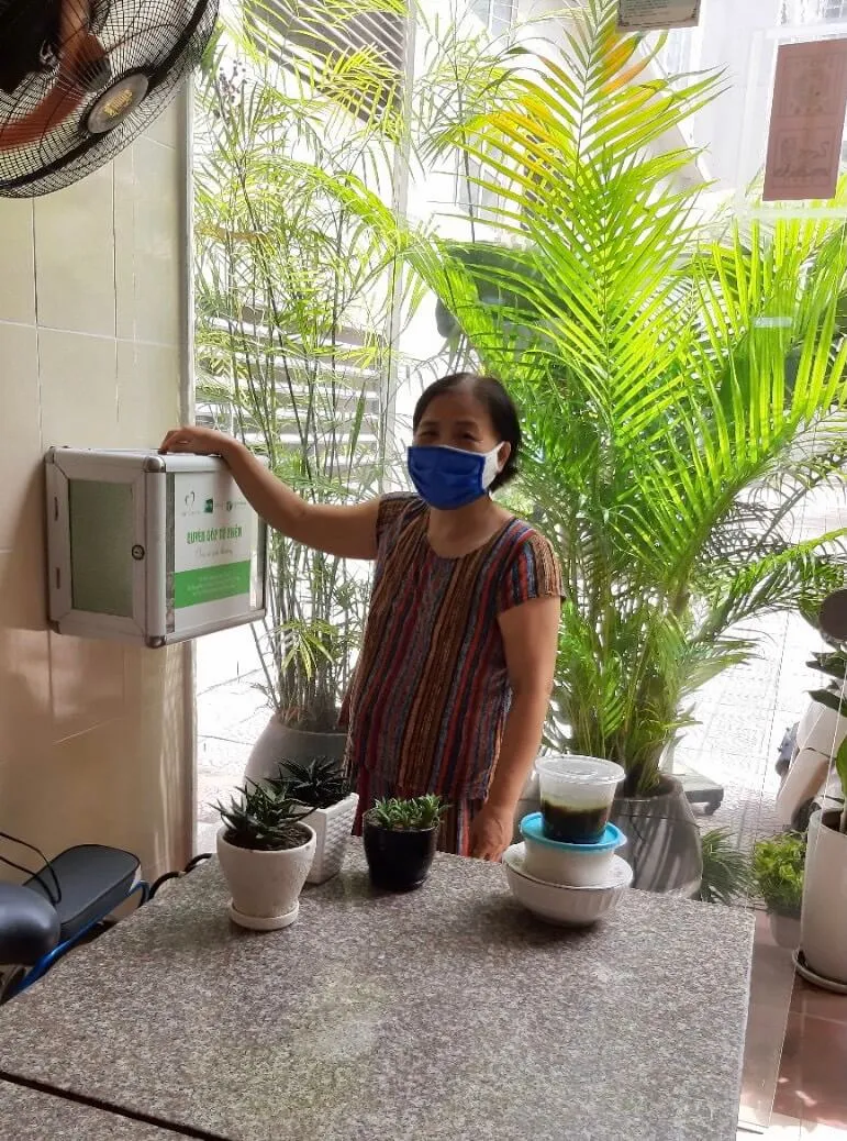 Người dân góp tiền vào hòm công đức của Bếp Chay Từ Tâm