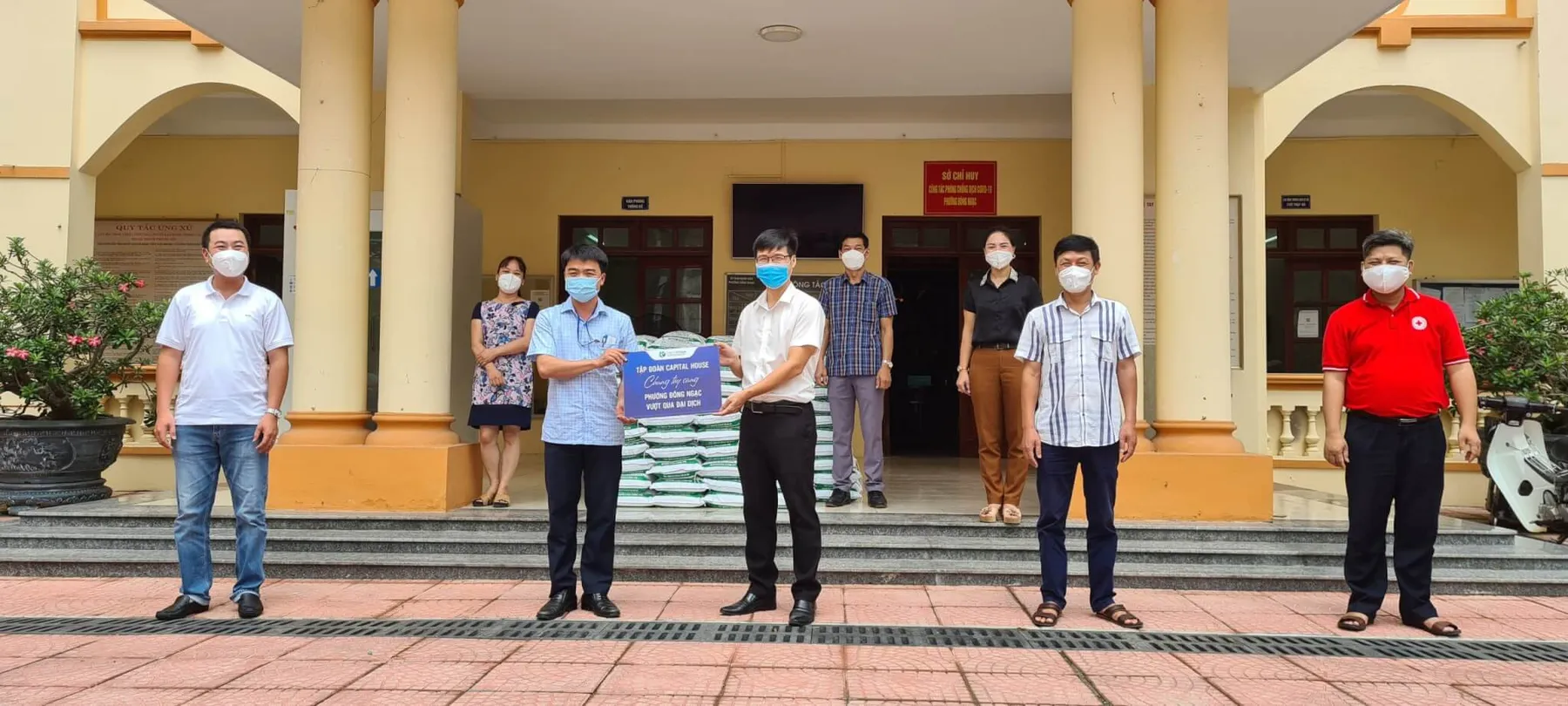 Đại diện Capital House trao tặng 1 tấn gạo cho phường Đông Ngạc