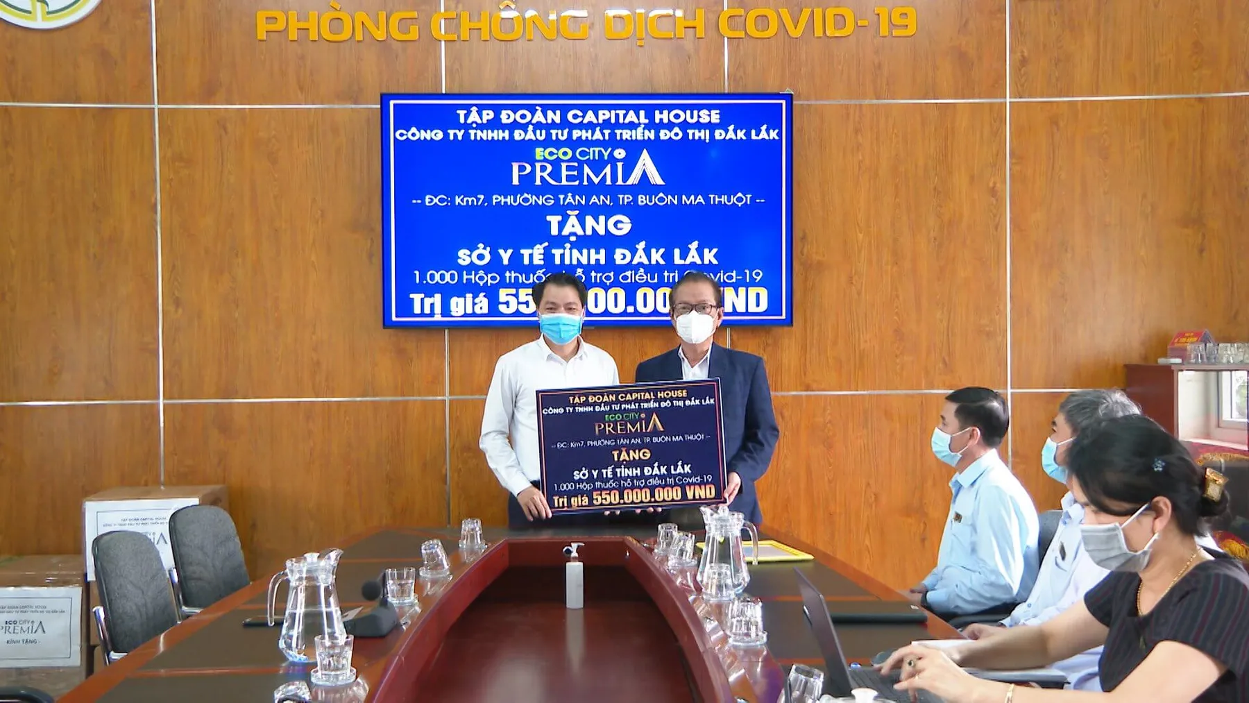 Đại diện Capital House trao tặng 1.000 hộp thuốc hỗ trợ điều trị Covid-19 cho Sở Y tế Đắk Lắk