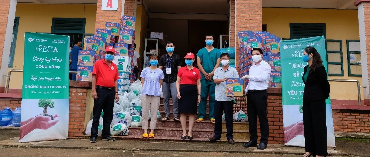 Đại diện EcoCity Premia và Hội Chữ thập đỏ trao quà cho lực lượng tuyến đầu chống dịch tại Đắk Lắk