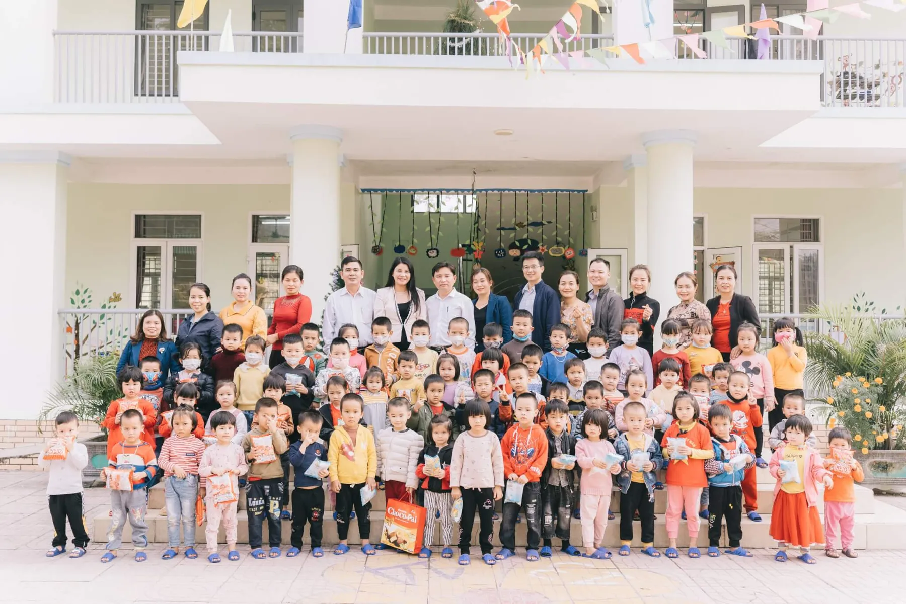 Các em học sinh và thầy cô Trường Mầm non Tân Hương trước ngôi trường mới