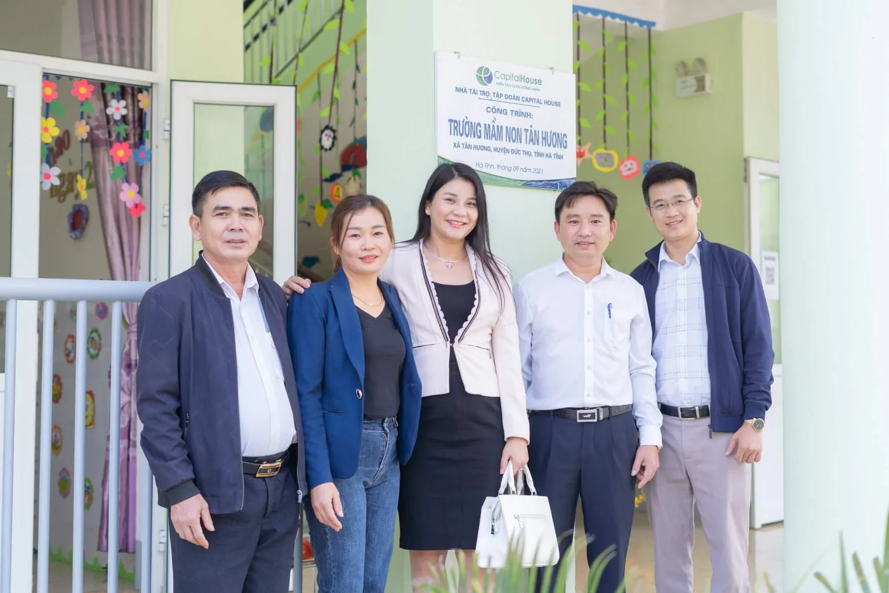 Đại diện Tập đoàn Capital House và lãnh đạo huyện Đức Thọ thăm trường