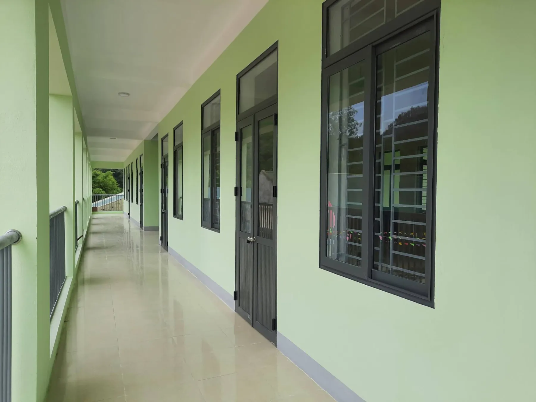 Hành lang hai phòng học tầng 2 do Tập đoàn Capital House tài trợ