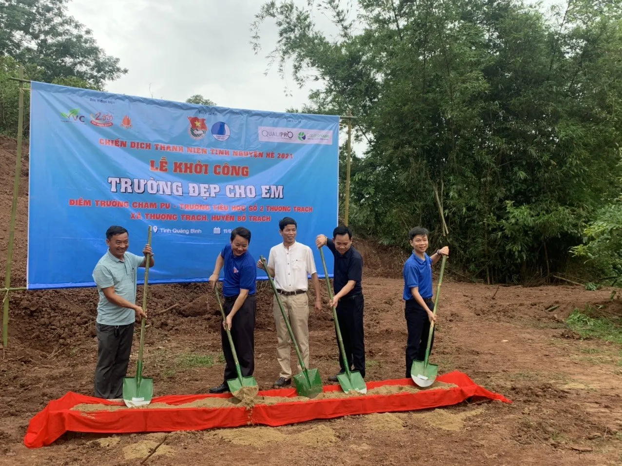 Lễ khởi công điểm trường Chăm Pu với băng rôn "Trường đẹp cho em"