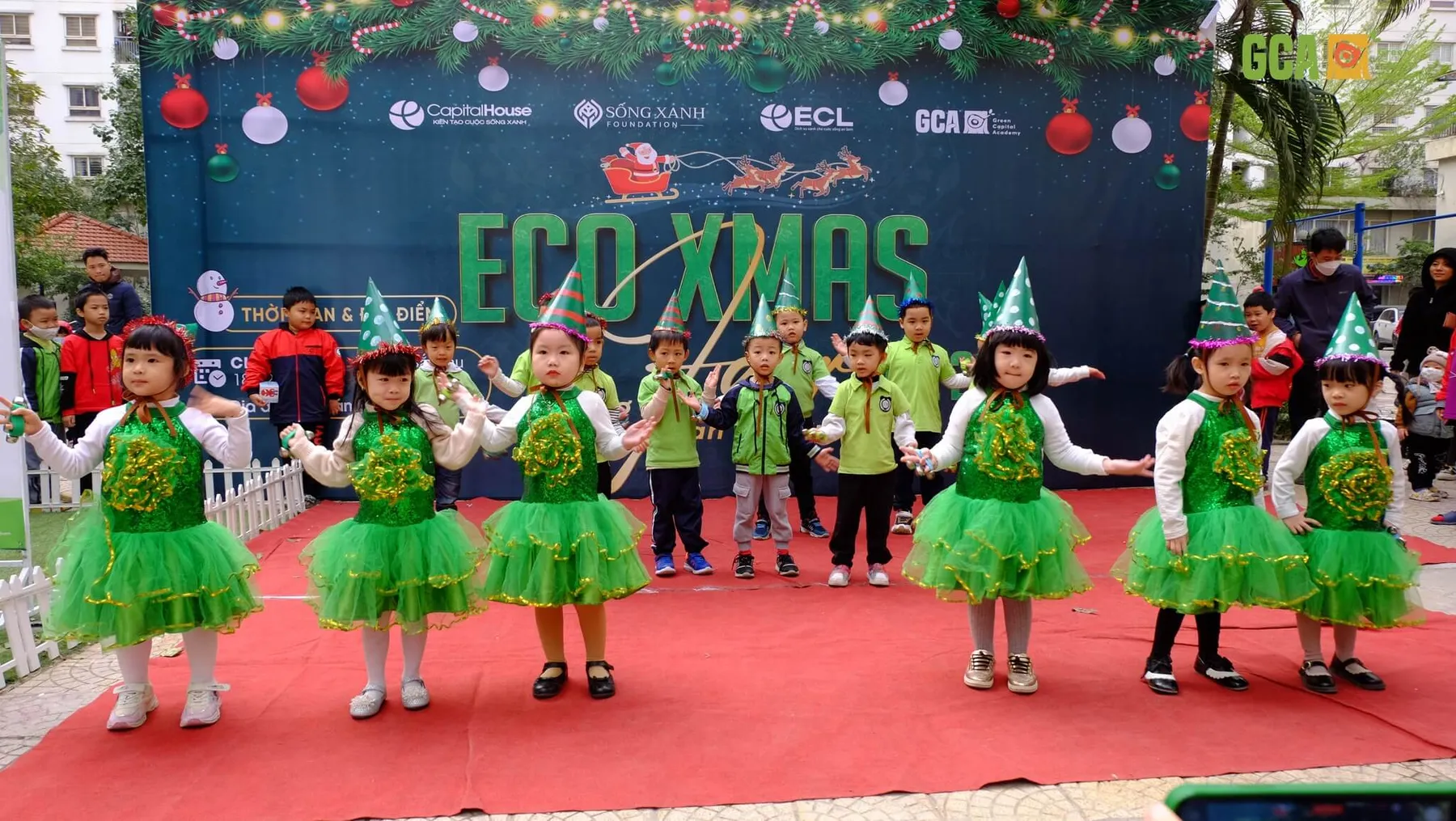 Các em nhỏ biểu diễn văn nghệ trên sân khấu Eco Xmas Fair