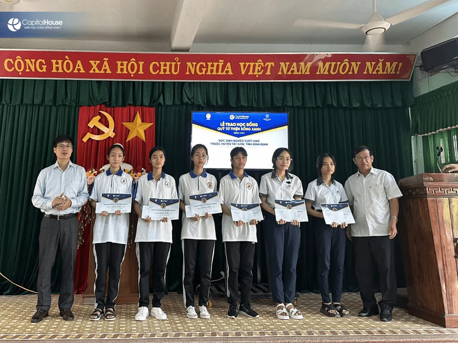 Học sinh Tây Sơn, Bình Định nhận học bổng Quỹ Từ thiện Sống Xanh