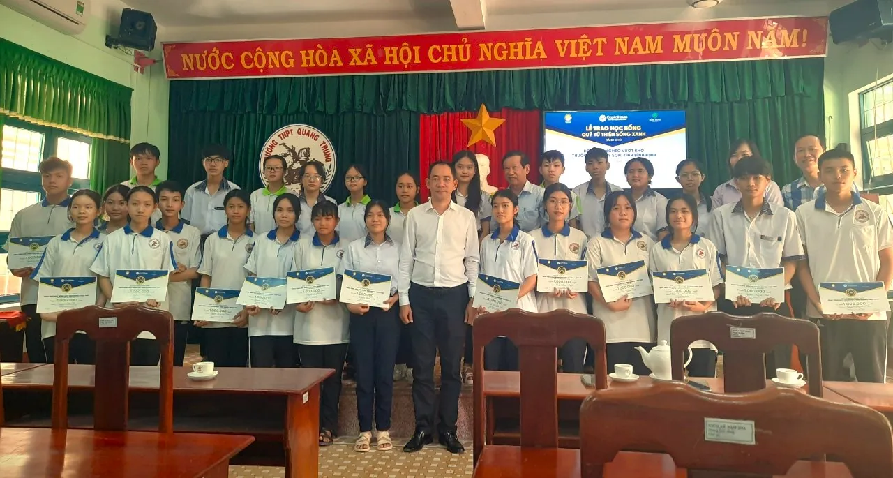 Các em học sinh Tây Sơn nhận học bổng cùng đại diện Hội Khuyến học và Quỹ