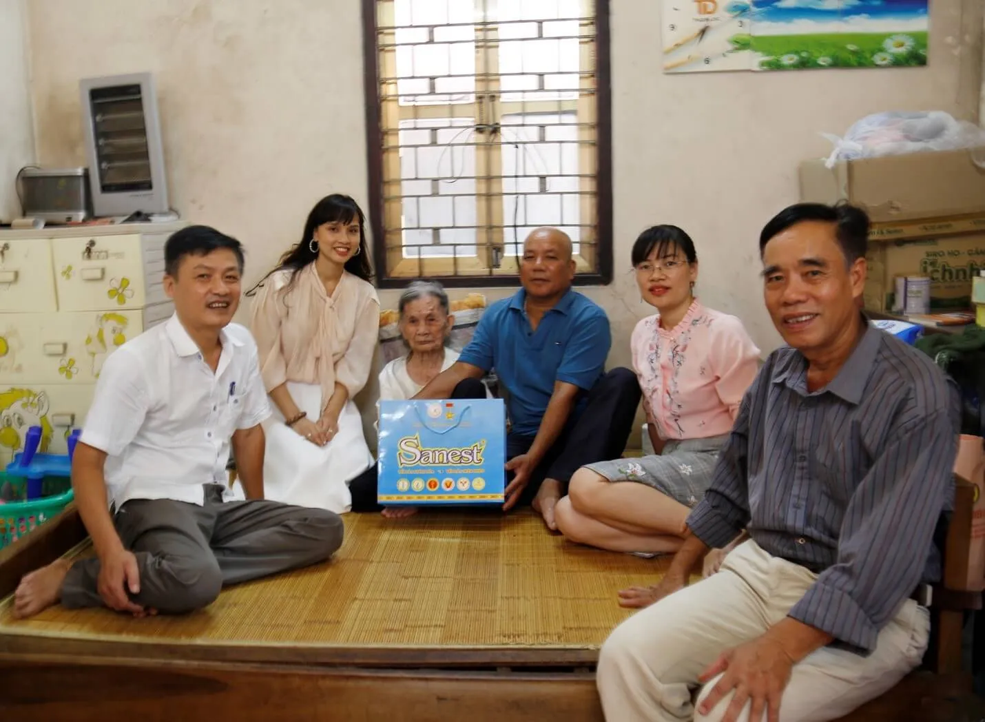 Đại diện Quỹ và chính quyền phường thăm hỏi, tặng quà Mẹ Việt Nam Anh hùng Nguyễn Thị Bỏng tại nhà