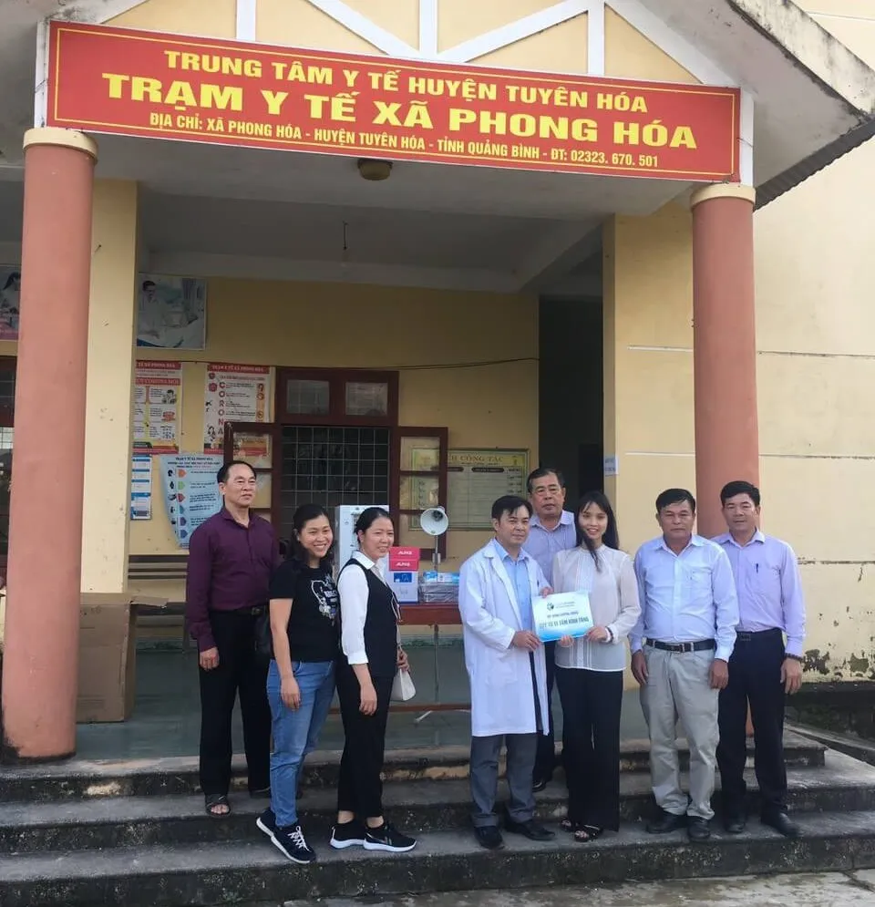 Trao trang thiết bị cho trạm y tế