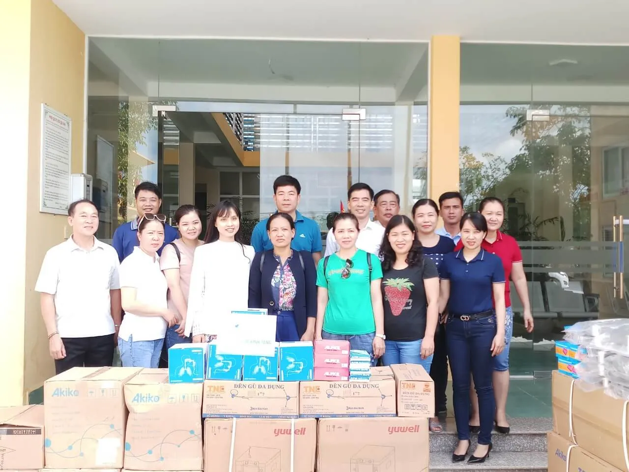 Đoàn Quỹ Từ Bi Tâm trao quà cùng cán bộ địa phương tại Quảng Bình