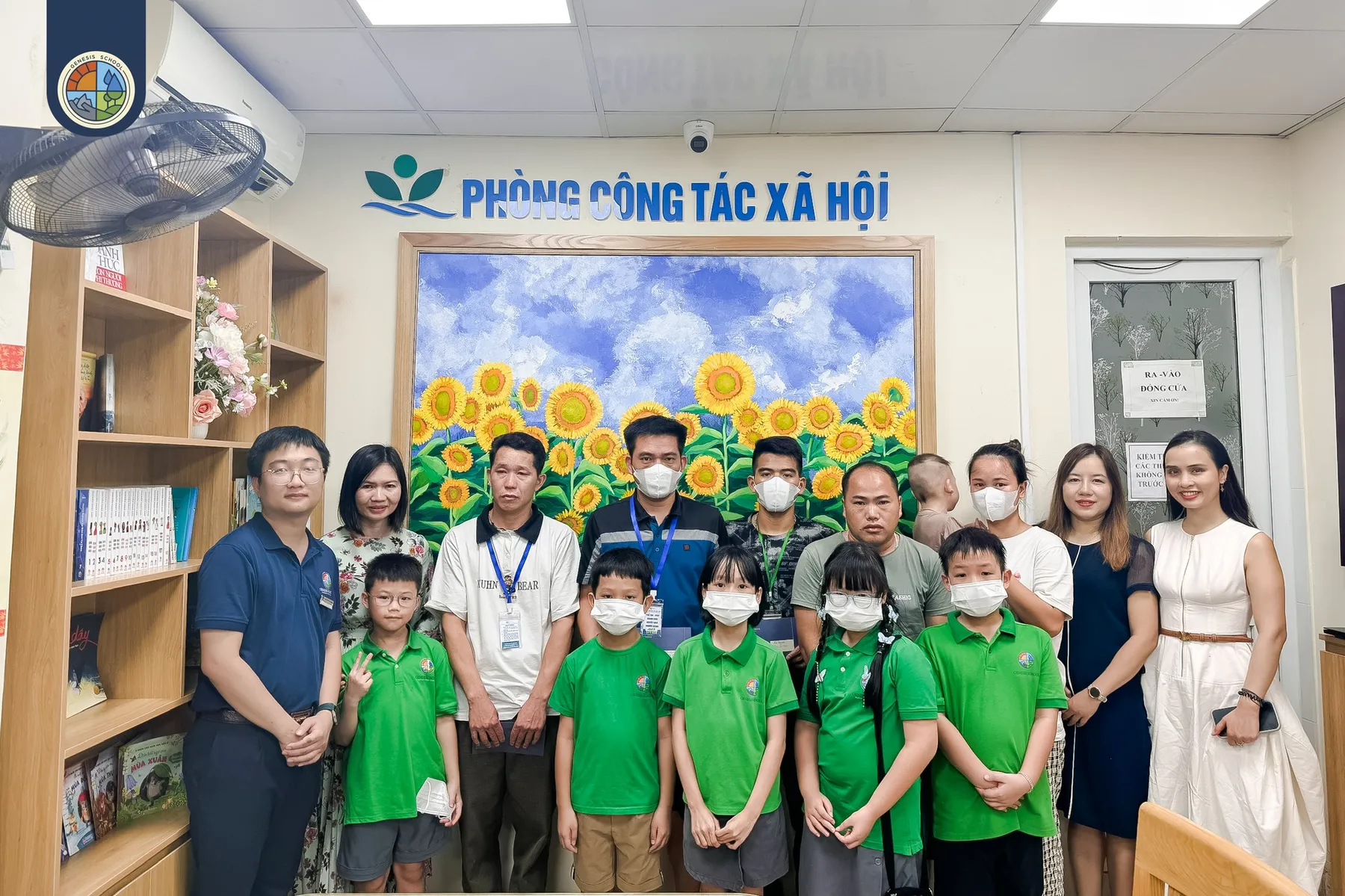 Đoàn học sinh Genesis cùng đại diện Quỹ tại Bệnh viện Nhi Trung ương