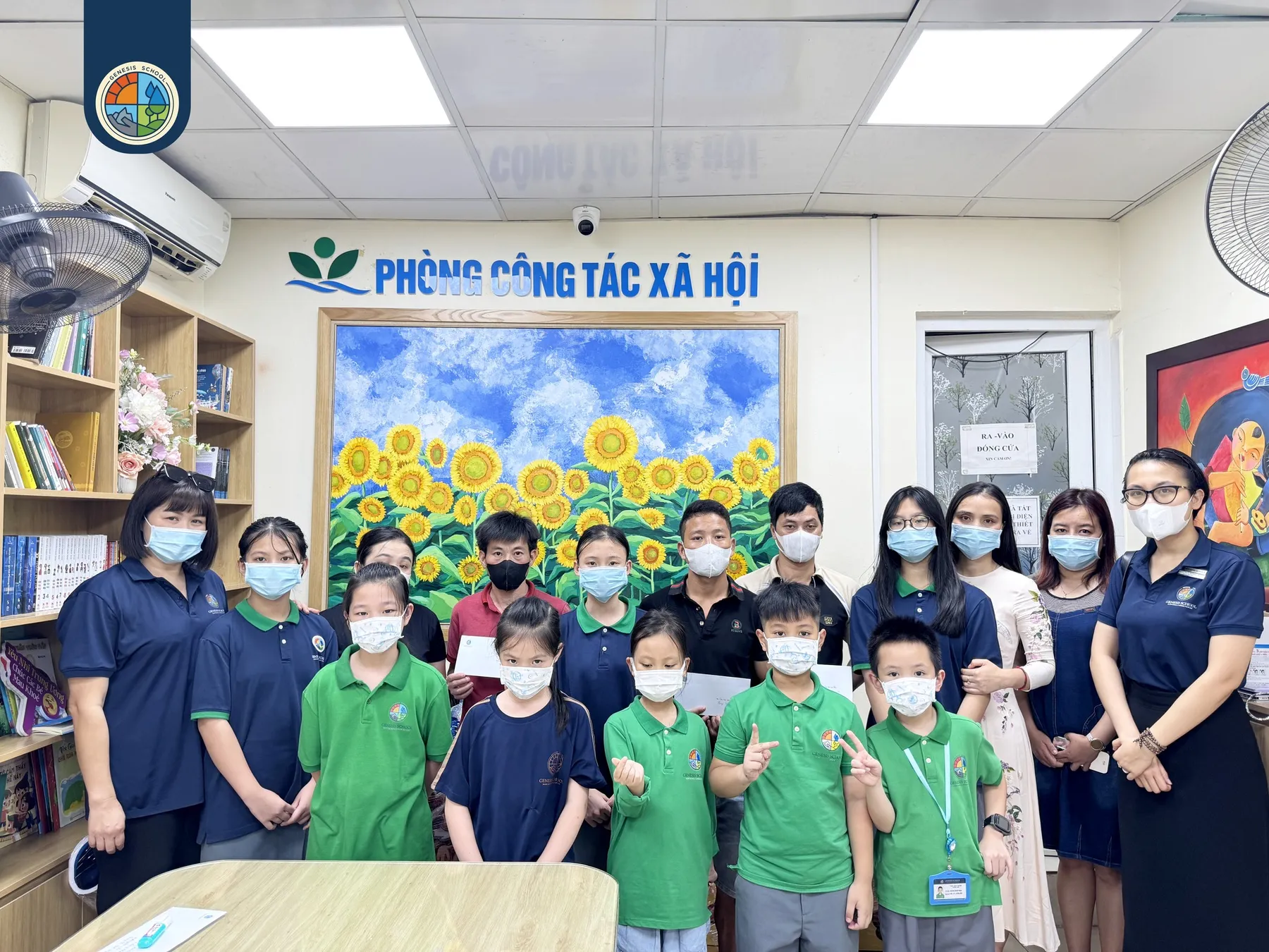 Học sinh, thầy cô Genesis cùng đại diện bệnh viện tại Phòng Công tác xã hội