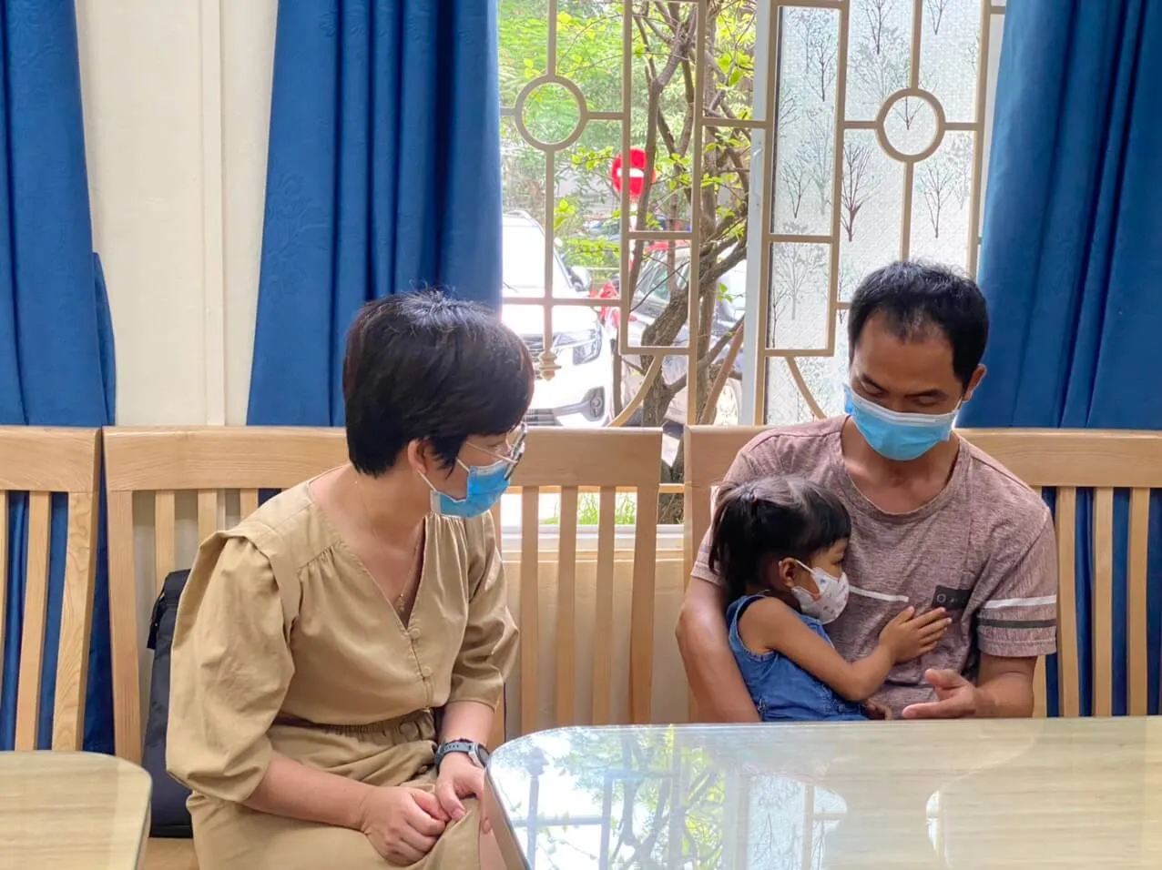 Đại diện đoàn trò chuyện, động viên một gia đình bệnh nhi