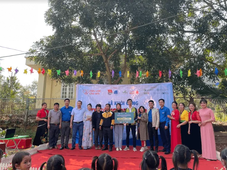 Đoàn thiện nguyện, thầy cô và các em học sinh tại lễ khởi công điểm trường thôn Phi Giàng 2