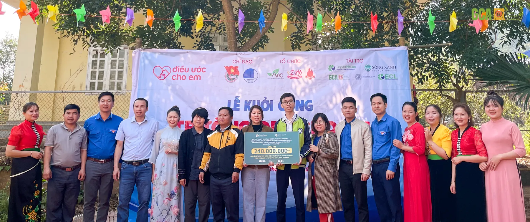 Đoàn thiện nguyện trao biểu trưng tài trợ 240 triệu đồng cho điểm trường