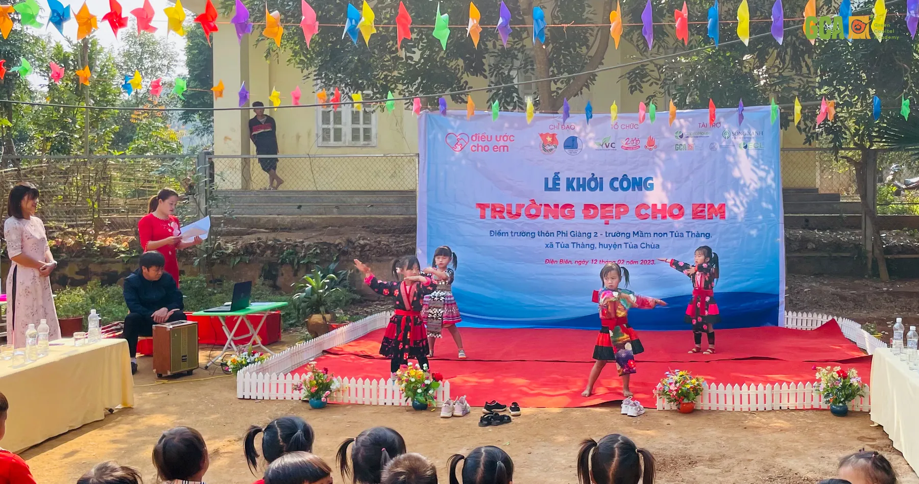 Các em học sinh biểu diễn văn nghệ tại lễ khởi công