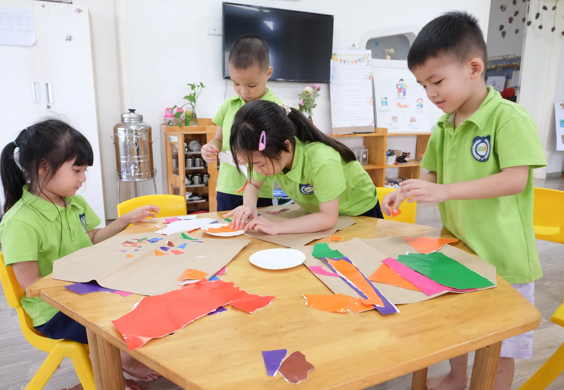 Các em nhỏ vẽ tranh trang trí túi quà Trung thu