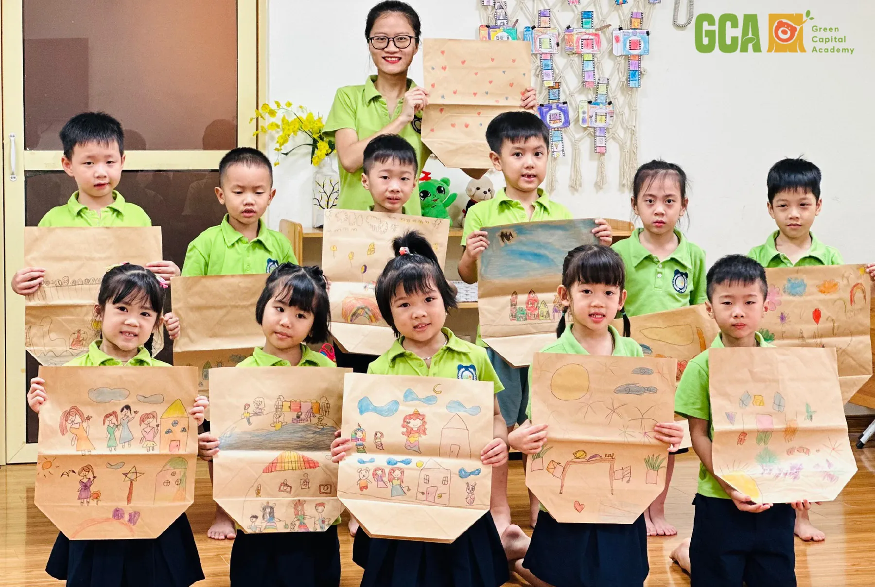 Các em học sinh GCA khoe những túi quà tự tay trang trí